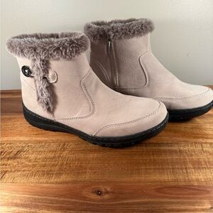 Khombu Women's Addison Winter Boots Cream Suede Faux Fur Lining Size 10